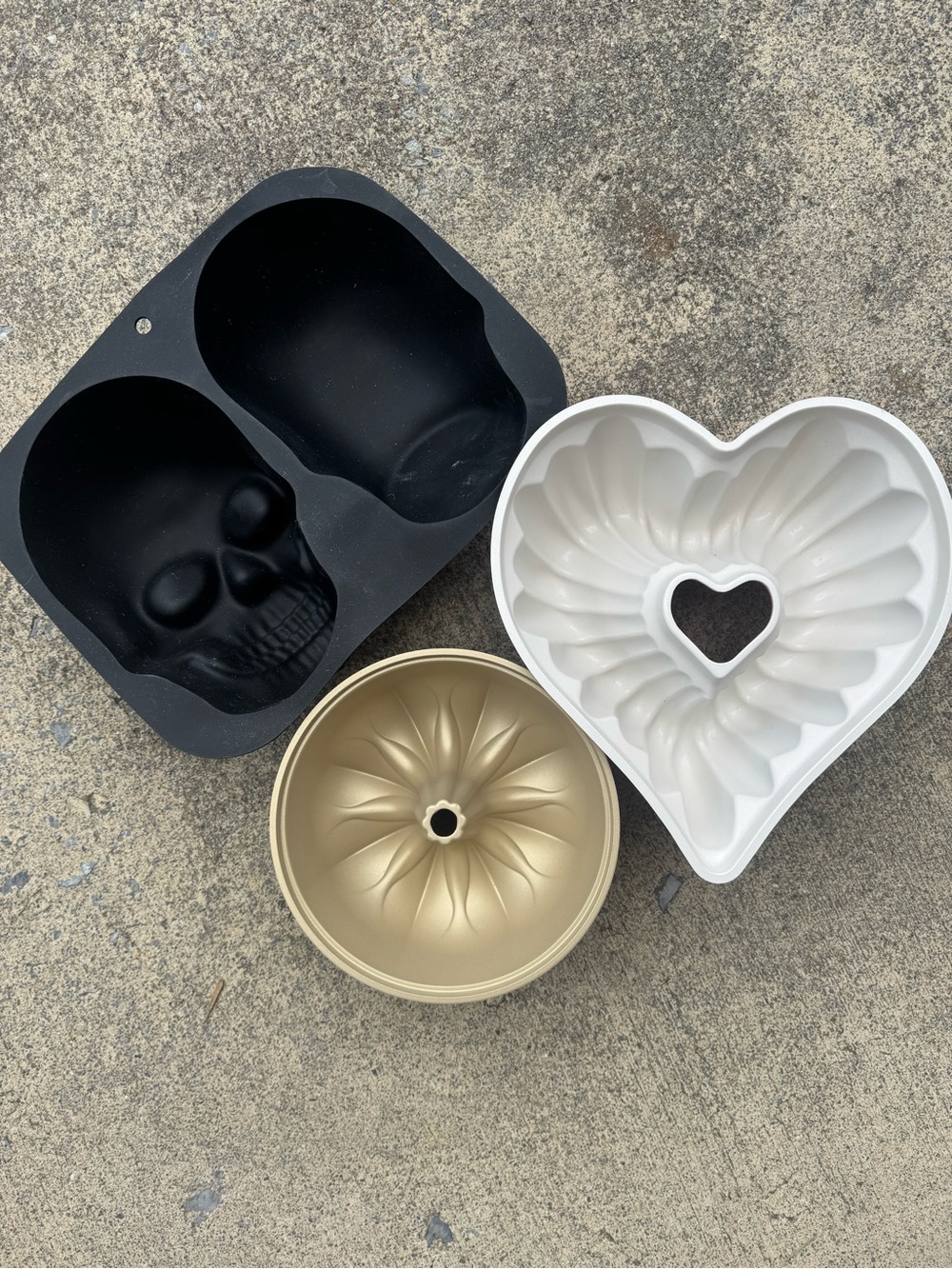 Paris Hilton Heart, Skull & Gold Bundt Bakeware Set - White, Black, Gold
